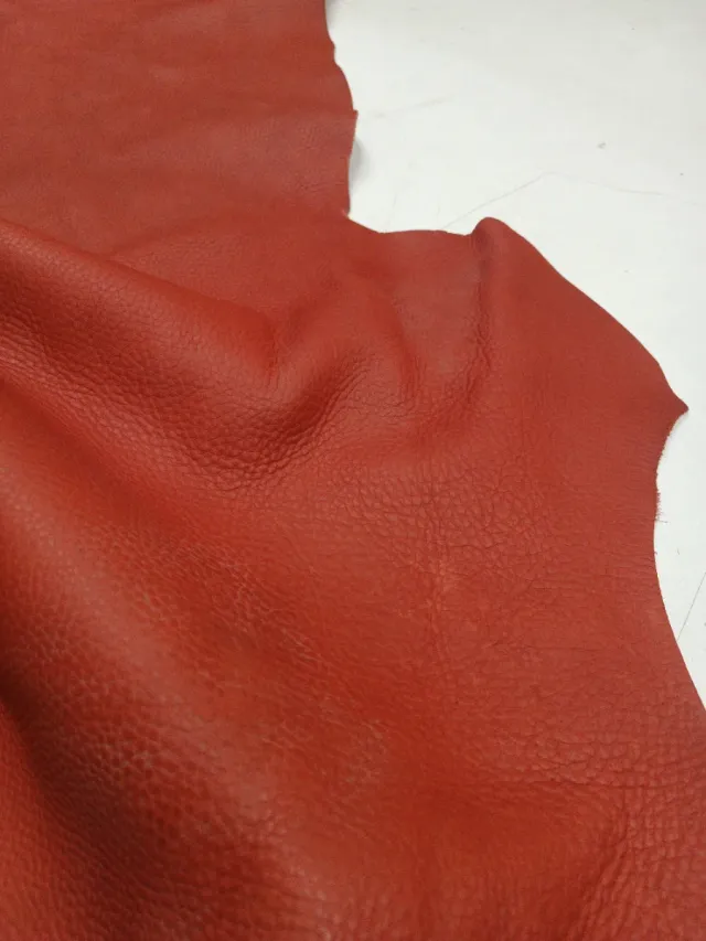 Trozo de cuero rojo bombeado