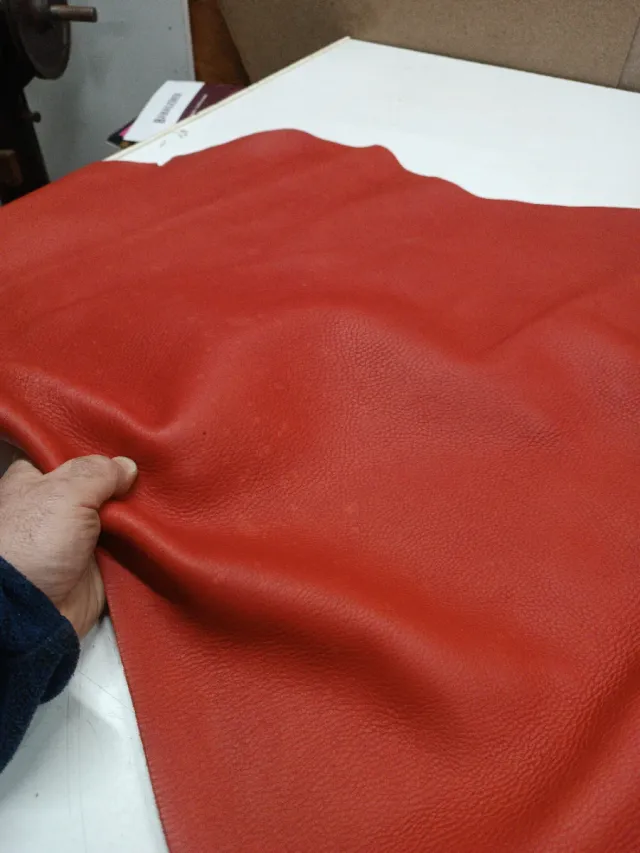 Trozo de cuero rojo bombeado