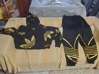 Chándal Adidas Originals Negro y Dorado