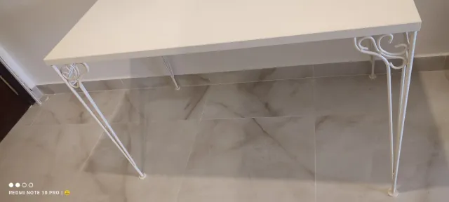 Mesa blanca patas metálicas decoradas