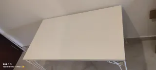 Mesa blanca patas metálicas decoradas