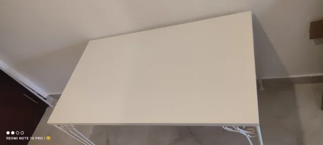 Mesa blanca patas metálicas decoradas