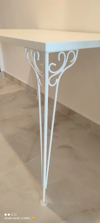 Mesa blanca patas metálicas decoradas