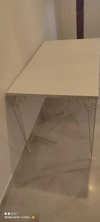 Mesa blanca patas metálicas decoradas