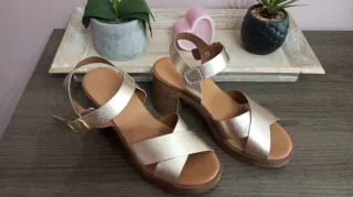 Sandalias doradas tacón plataforma