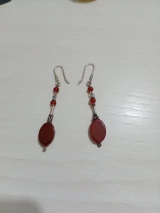 Orecchini pendenti bordeaux con perline