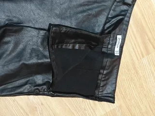 Pantalón negro efecto piel