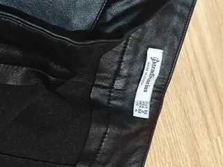 Pantalón negro efecto piel