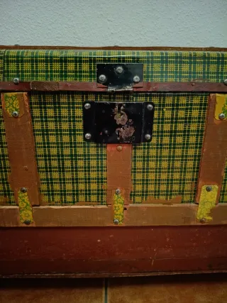 Baúl antiguo de madera y tela