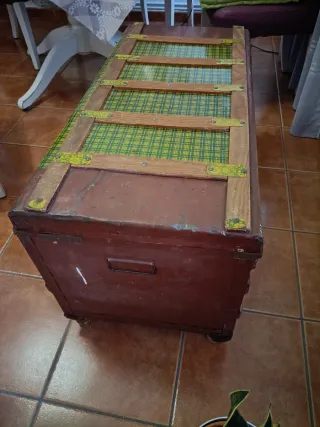 Baúl antiguo de madera y tela