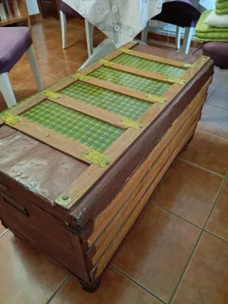 Baúl antiguo de madera y tela