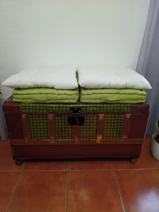 Baúl antiguo de madera y tela