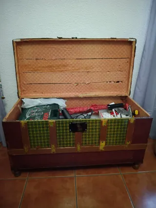 Baúl antiguo de madera y tela