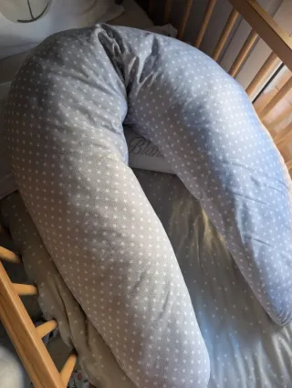 Cojín de lactancia gris estrellas