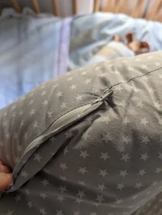 Cojín de lactancia gris estrellas