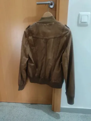 Chaqueta de piel marrón