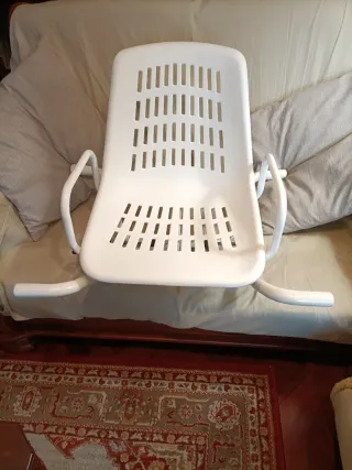 Silla de baño blanca