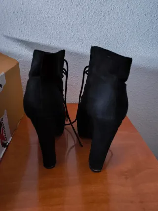 Botines de tacón negros con cordones