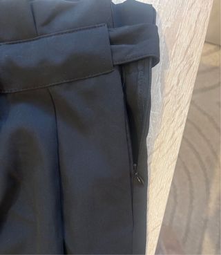 Pantalón negro ancho con cinturón