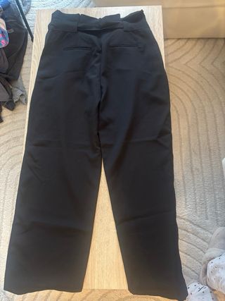 Pantalón negro ancho con cinturón