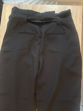 Pantalón negro ancho con cinturón