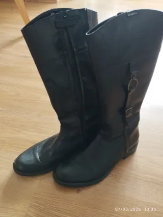 Botas altas de piel negras con cremallera y detall