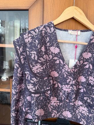 Conjunto estampado floral crop top y falda