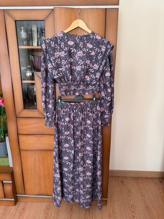 Conjunto estampado floral crop top y falda