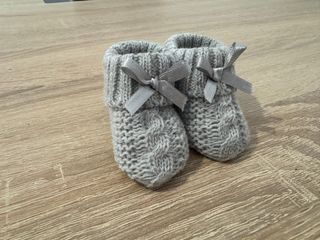 Patucos grises de bebé con lazo