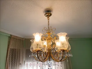 Lámpara de techo dorada con cristales