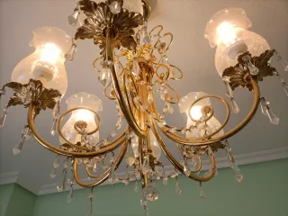 Lámpara de techo dorada con cristales