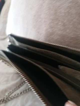 Bolso verde con cadena plateada