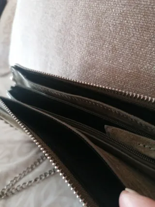 Bolso verde con cadena plateada