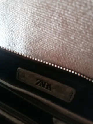 Bolso verde con cadena plateada