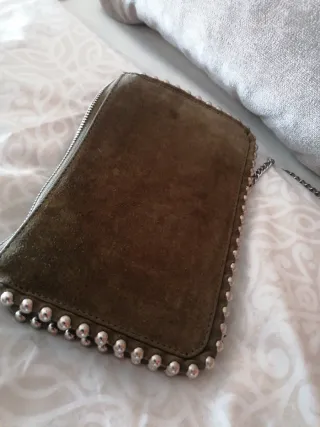 Bolso verde con cadena plateada