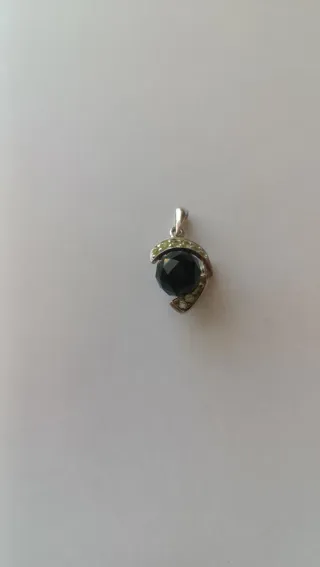 Dije de Plata con Piedra Olivina Negra y Verdes