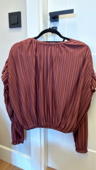 Blusa Zara plisada burdeos