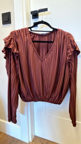 Blusa Zara plisada burdeos