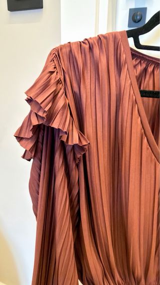 Blusa Zara plisada burdeos