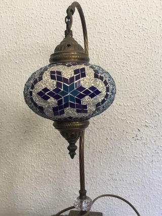 Lámpara de mosaico azul y plateada