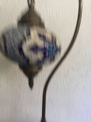 Lámpara de mosaico azul y plateada