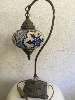 Lámpara de mosaico azul y plateada