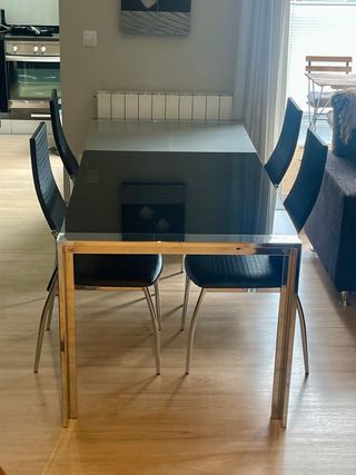 Mesa de comedor y 4 sillas