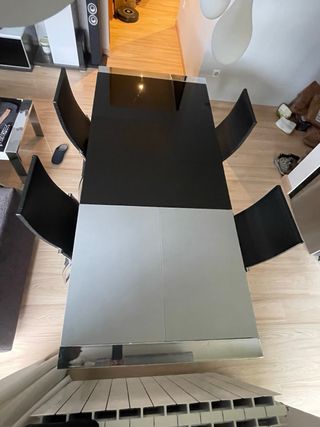 Mesa de comedor y 4 sillas