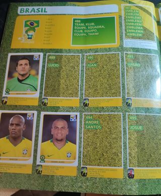 Álbum Mundial Sudáfrica 2010 Panini  con 70 cromos
