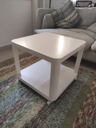 Mesa auxiliar Tingby blanca con ruedas