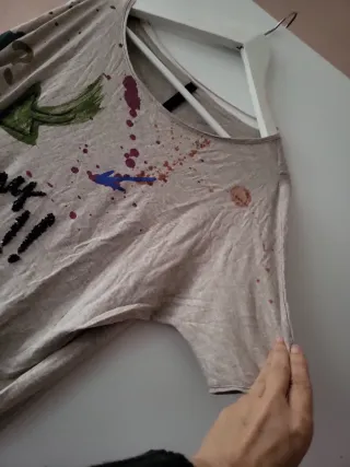 Camiseta Beige con Dibujos y Mensaje