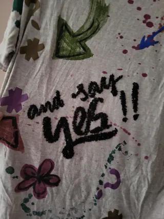 Camiseta Beige con Dibujos y Mensaje