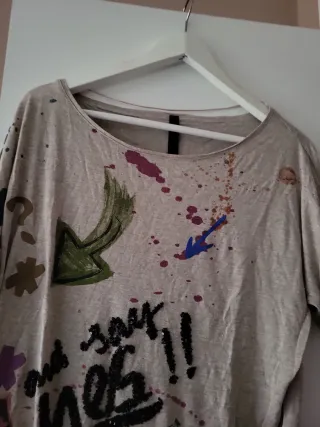 Camiseta Beige con Dibujos y Mensaje