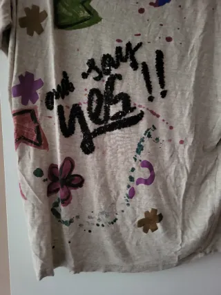 Camiseta Beige con Dibujos y Mensaje